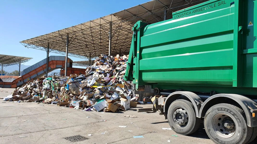 camion in discarica